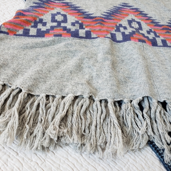 Arabella & Addison Aztec Wool Blend Poncho O/S - Picture 5 of 6